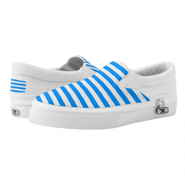 Sepatu sneakers dengan desain bermotif garis-garis yang klasik